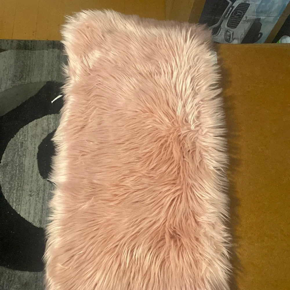 Fuzzy table runner - Picture 1 of 1